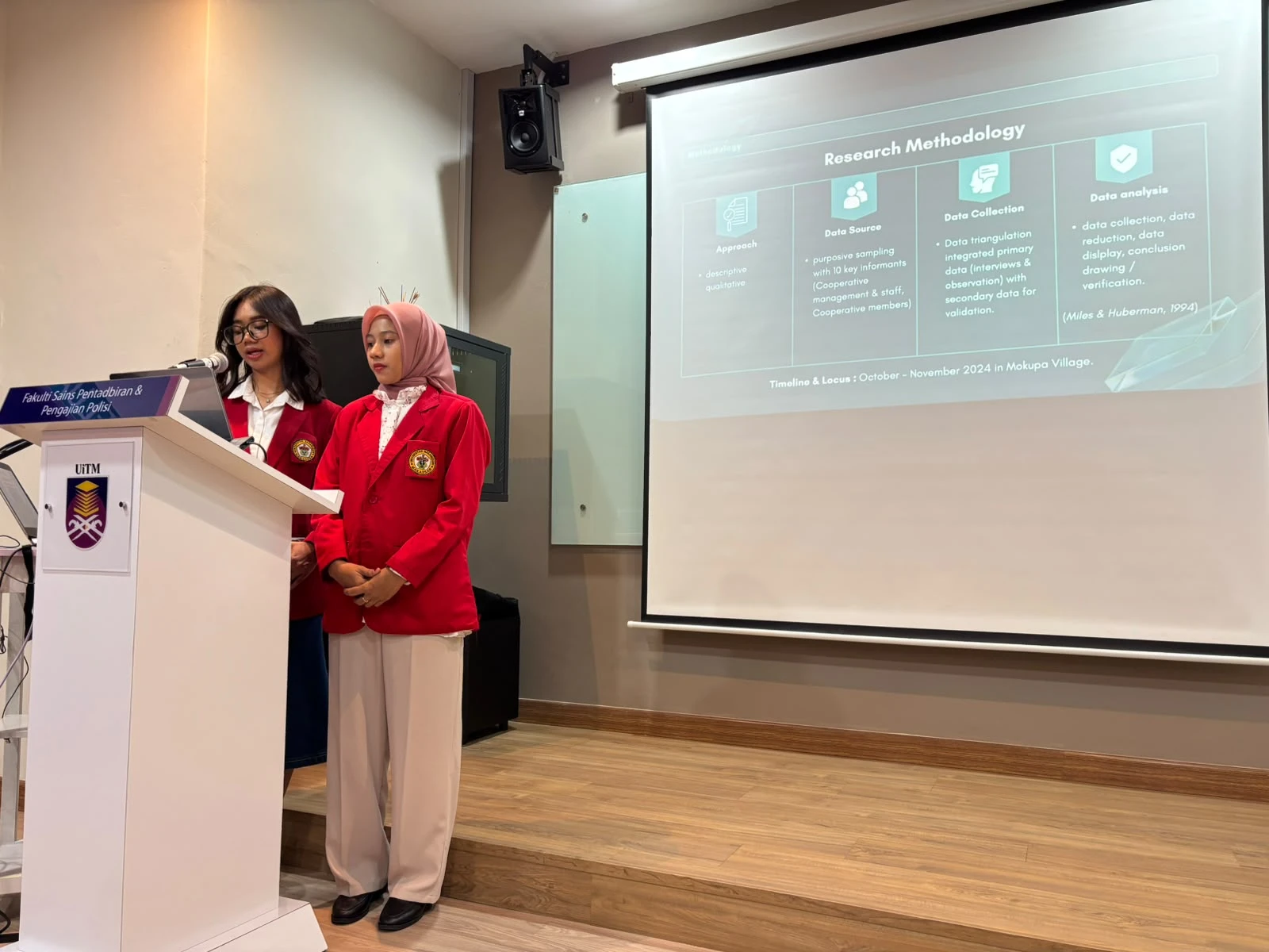 Widi Alviana dan Anantasya Putri, Mahasiswa Program Studi Magister Administrasi Publik (MAP) FISIP Universitas Hasanuddin mempresentasikan hasil penelitian mereka dalam International Colloquium on Policy and Governance di Faculty of Administrative Science and Policy Studies (FSPP), Universiti Teknologi MARA (UiTM) Malaysia, sebagai bagian dari upaya memperkuat kolaborasi akademik internasional serta mendorong pengembangan riset dan inovasi kebijakan publik yang responsif terhadap tantangan pembangunan di era digital. (Foto:Istimewa).